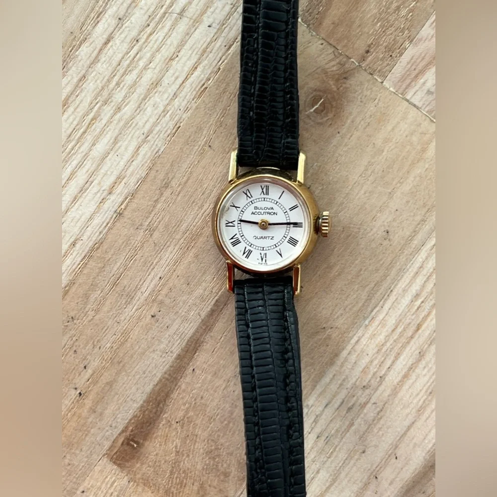 Bulova Accutron Rare Vintage Ladies Watch Gold Filled Case White Dial Leather